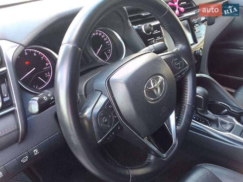 Седан Toyota Camry 2019 в Виннице