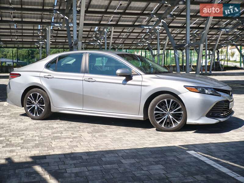 Седан Toyota Camry 2018 в Львові