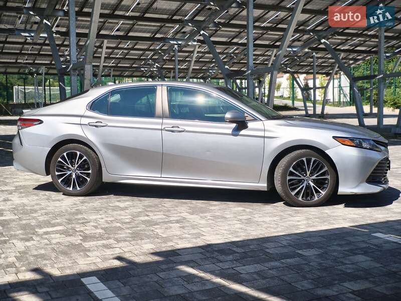 Седан Toyota Camry 2018 в Львові