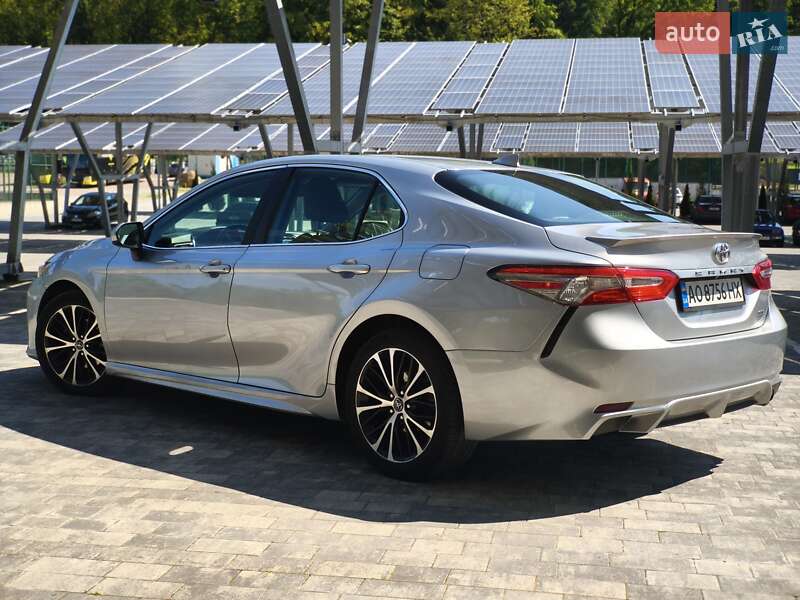 Седан Toyota Camry 2018 в Львові