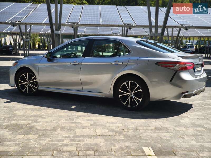 Седан Toyota Camry 2018 в Львові