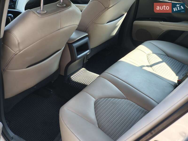 Седан Toyota Camry 2018 в Львові