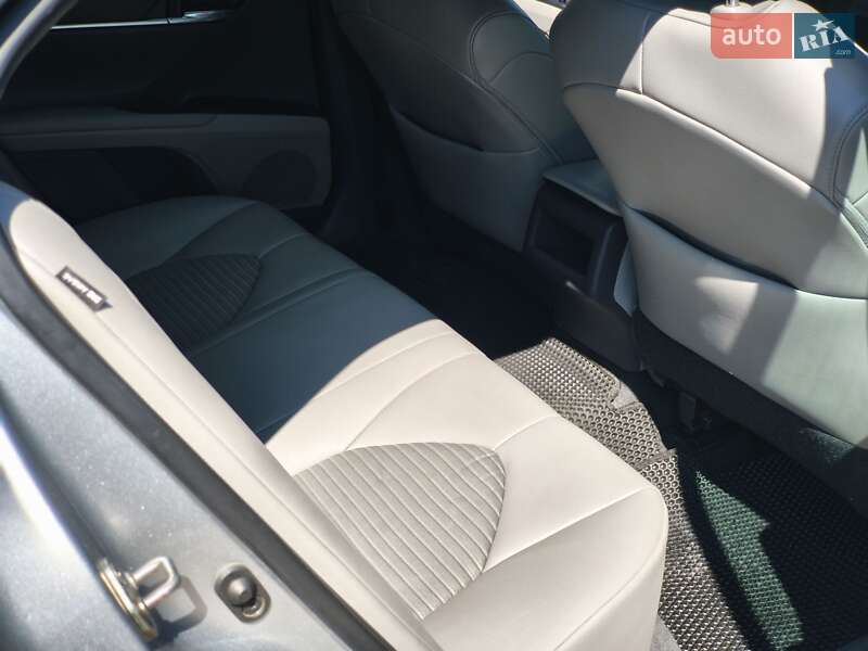 Седан Toyota Camry 2018 в Львові