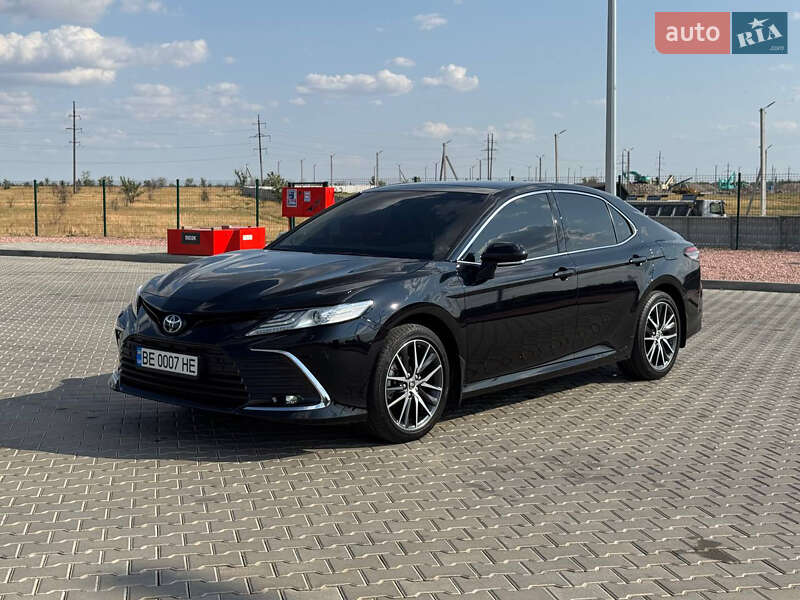 Седан Toyota Camry 2023 в 