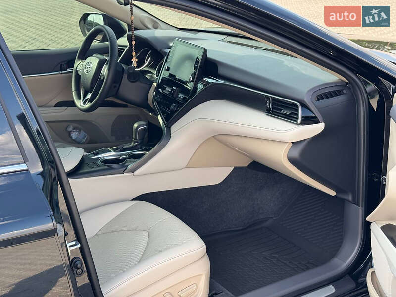 Седан Toyota Camry 2023 в Миколаєві