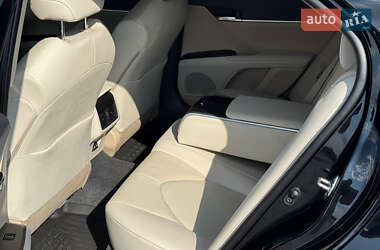 Седан Toyota Camry 2023 в 