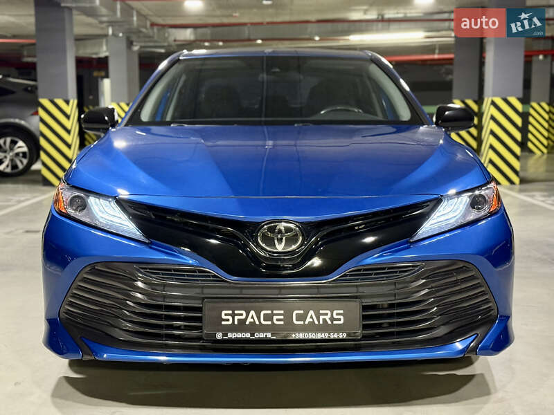 Седан Toyota Camry 2019 в Киеве