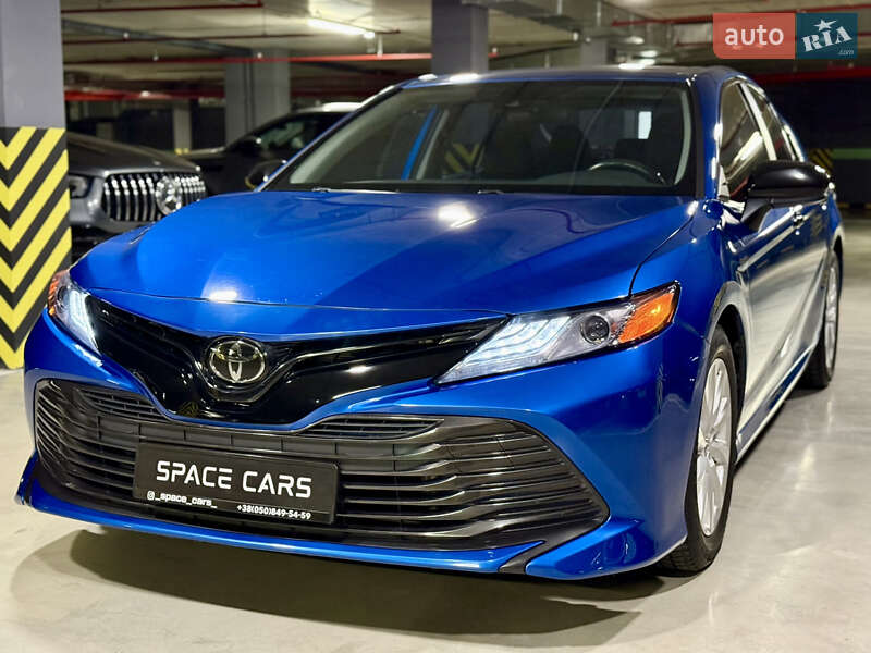 Седан Toyota Camry 2019 в Киеве