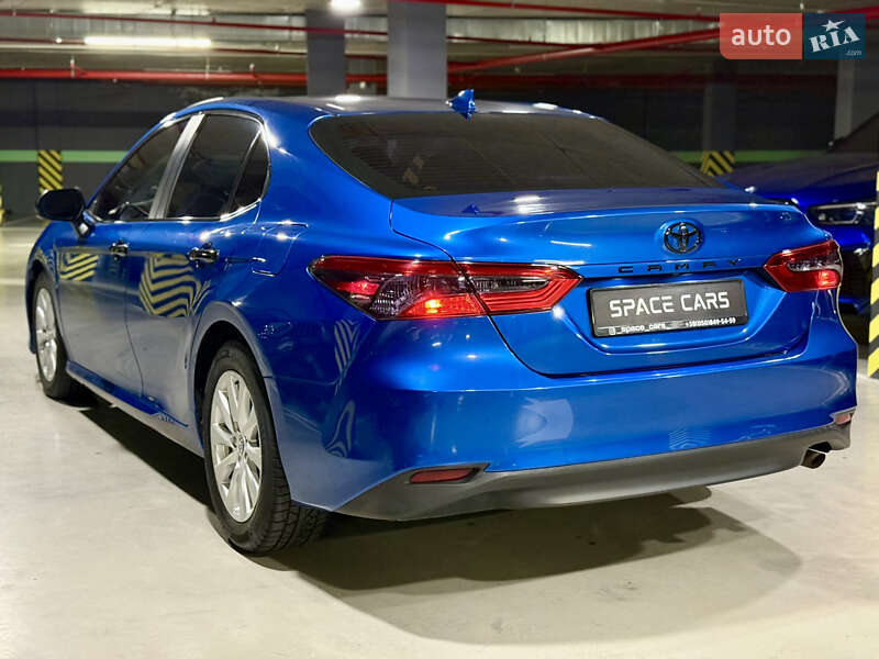 Седан Toyota Camry 2019 в Киеве