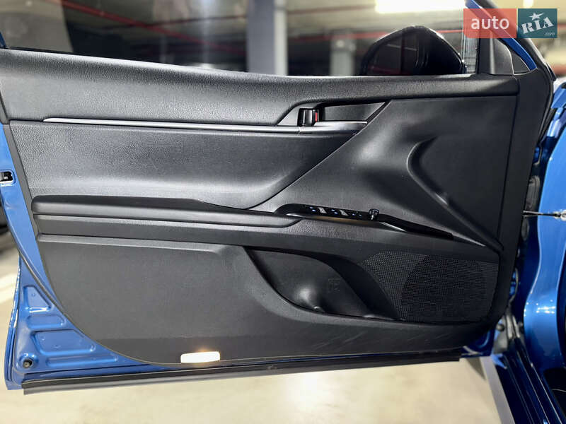 Седан Toyota Camry 2019 в Киеве