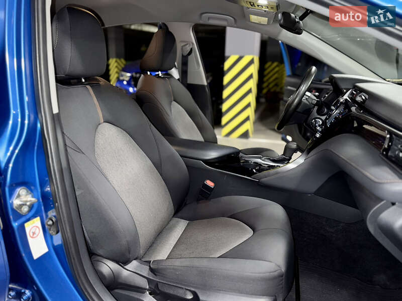 Седан Toyota Camry 2019 в Киеве