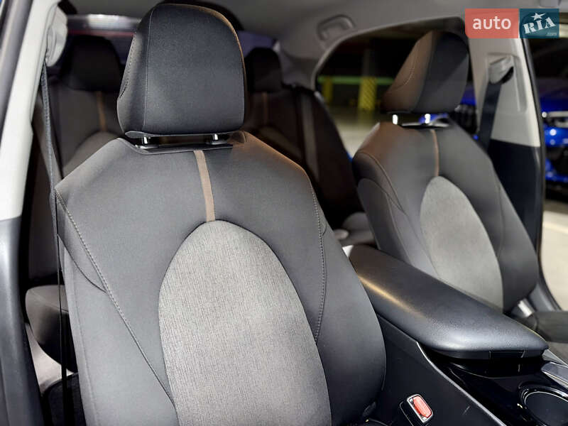 Седан Toyota Camry 2019 в Киеве