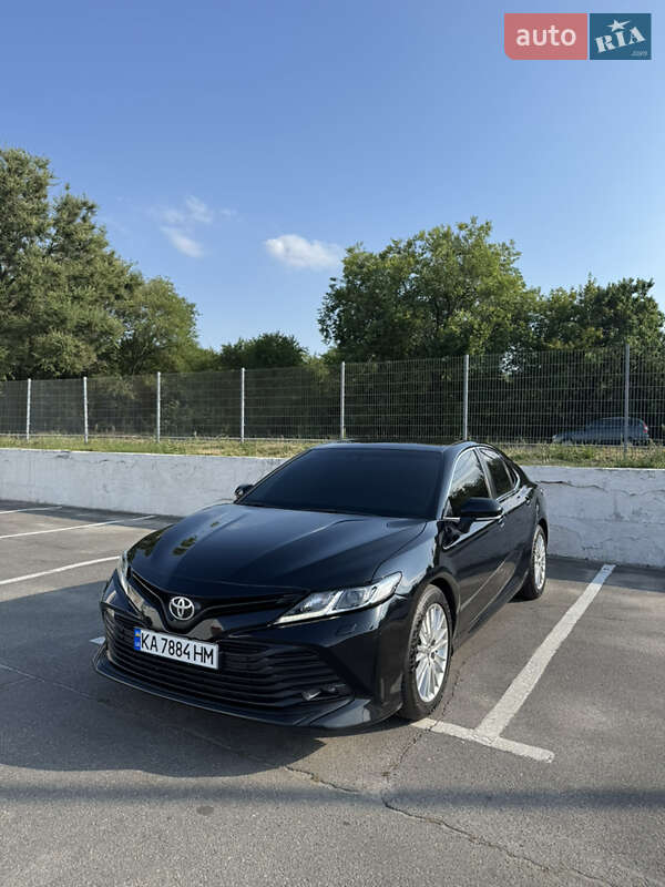 Седан Toyota Camry 2018 в Днепре