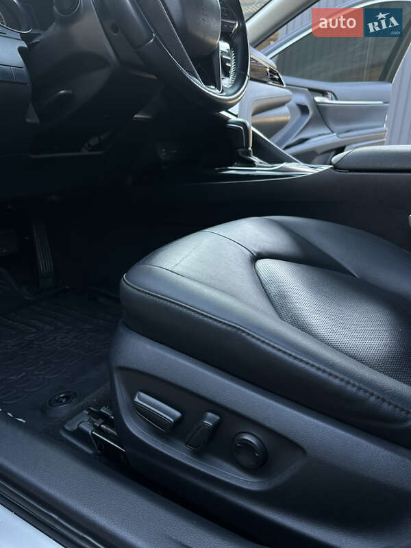 Седан Toyota Camry 2019 в Полтаве