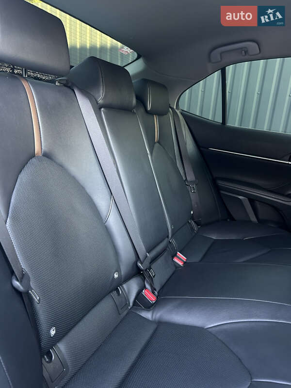 Седан Toyota Camry 2019 в Полтаве