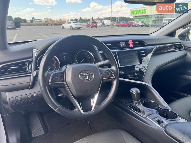Седан Toyota Camry 2019 в Обухове