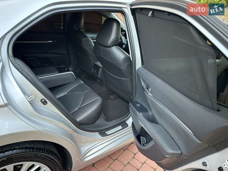 Седан Toyota Camry 2017 в Львові