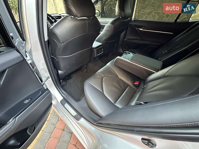 Седан Toyota Camry 2017 в Львові