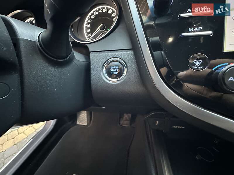 Седан Toyota Camry 2017 в Львові