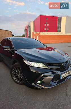 Седан Toyota Camry 2019 в Киеве