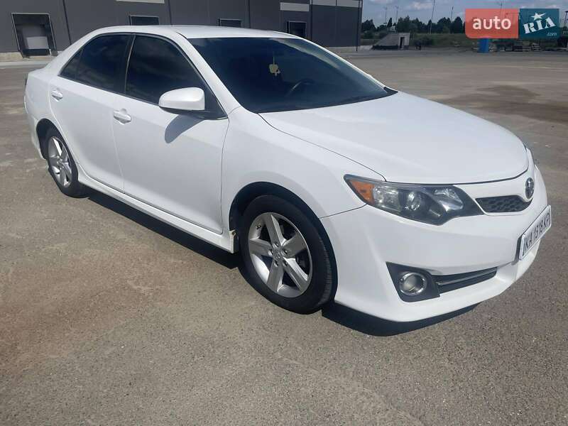 Седан Toyota Camry 2014 в Києві