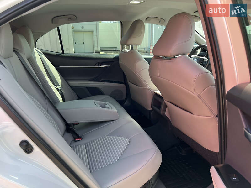 Седан Toyota Camry 2020 в Киеве