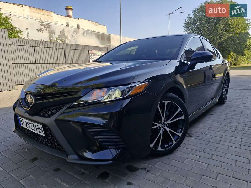 Седан Toyota Camry 2018 в Миргороде