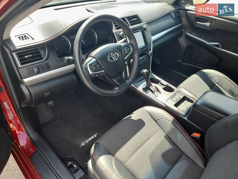 Седан Toyota Camry 2016 в Киеве