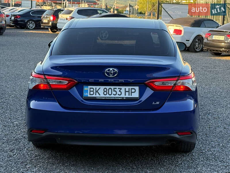 Седан Toyota Camry 2018 в Ужгороді