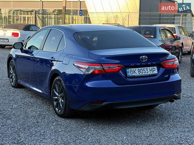 Седан Toyota Camry 2018 в Ужгороді