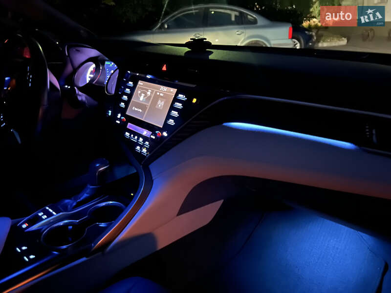 Седан Toyota Camry 2018 в Киеве