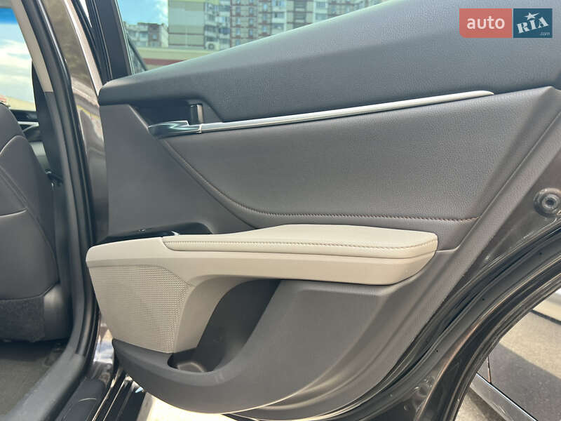 Седан Toyota Camry 2018 в Киеве