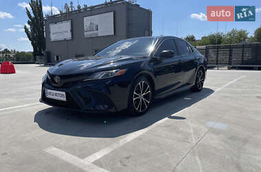 Седан Toyota Camry 2018 в Киеве