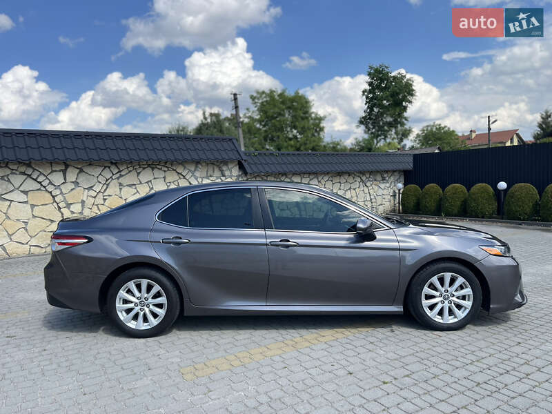Седан Toyota Camry 2018 в Львові