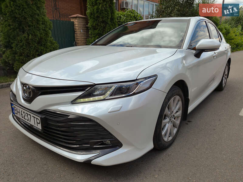 Седан Toyota Camry 2019 в Виннице