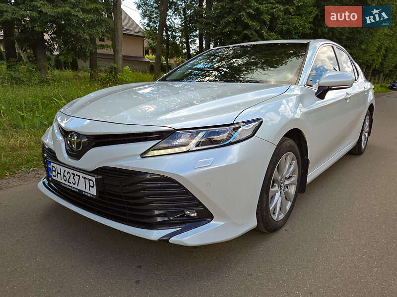 Седан Toyota Camry 2019 в Виннице