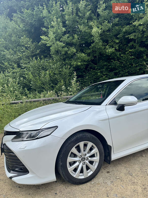Седан Toyota Camry 2019 в Обухове