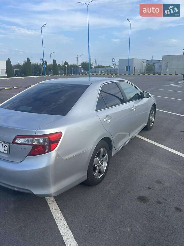 Седан Toyota Camry 2012 в Ужгороді