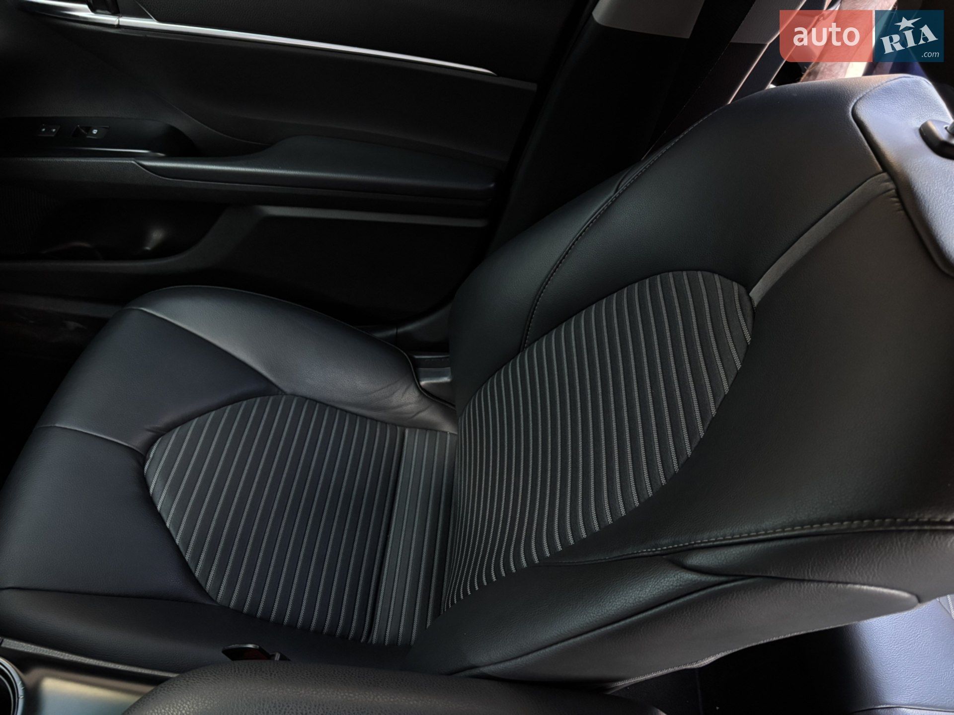 2019 Toyota Camry - мініатюра 16