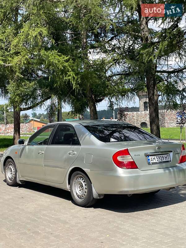 Седан Toyota Camry 2002 в Звягелі