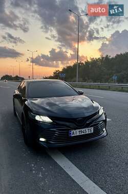 Седан Toyota Camry 2019 в Харькове