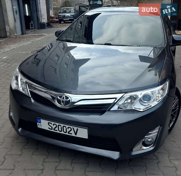 Седан Toyota Camry 2013 в Києві
