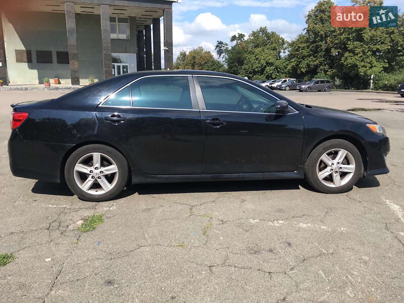 Седан Toyota Camry 2013 в Киеве
