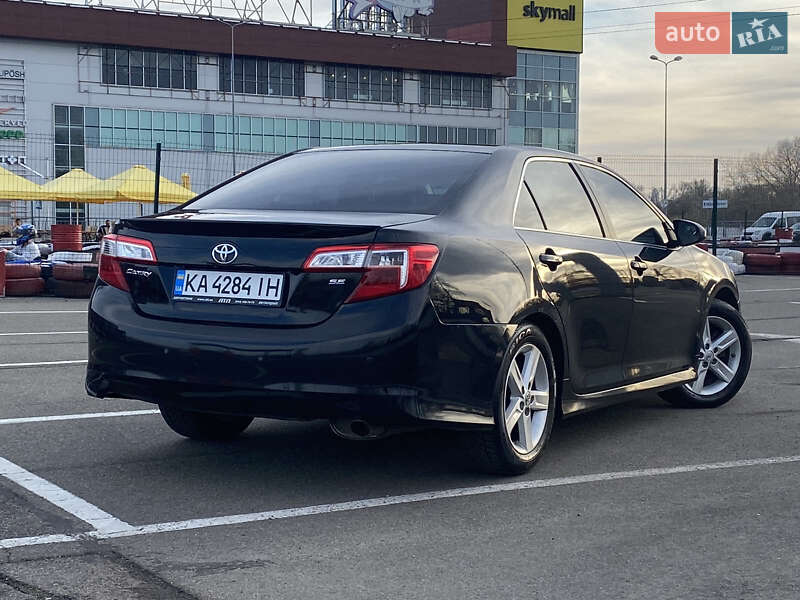 Седан Toyota Camry 2013 в Киеве