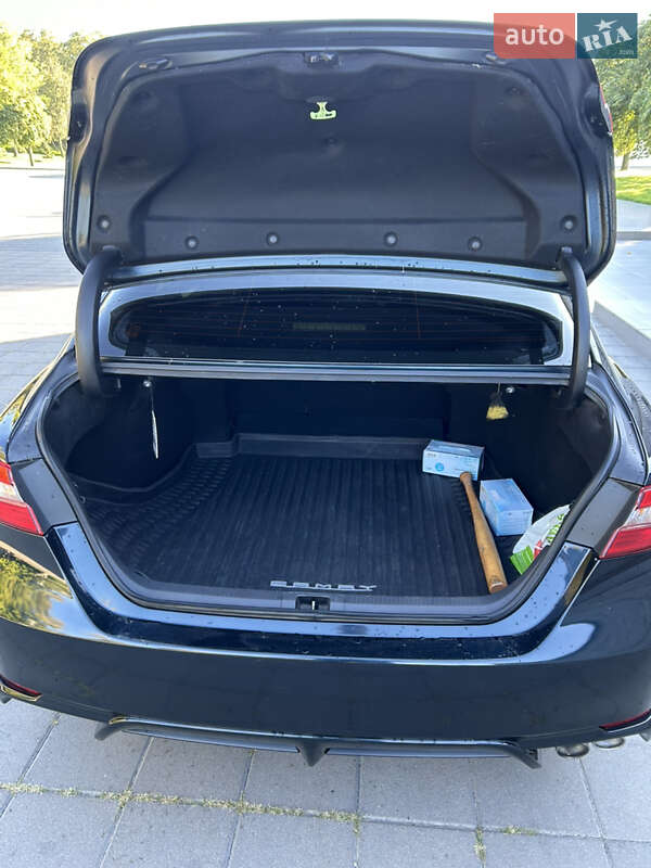 Седан Toyota Camry 2018 в Кременчуге