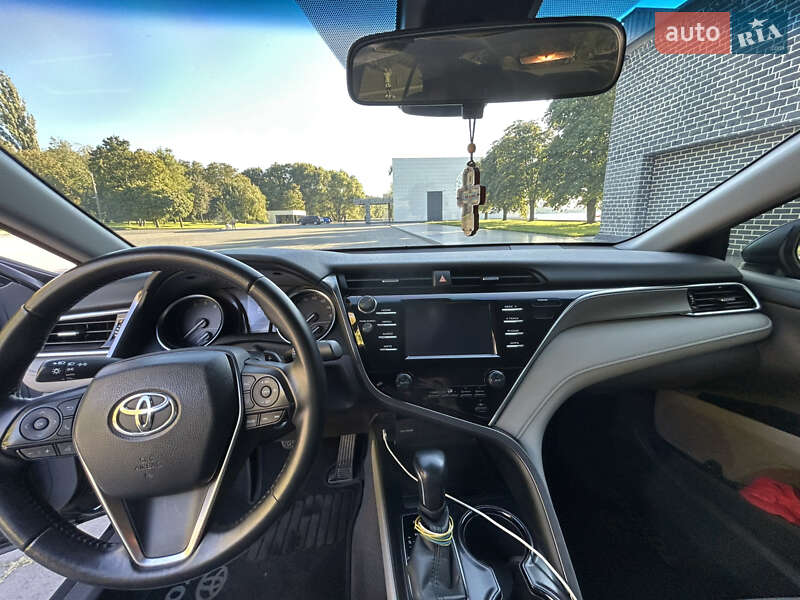 Седан Toyota Camry 2018 в Кременчуге