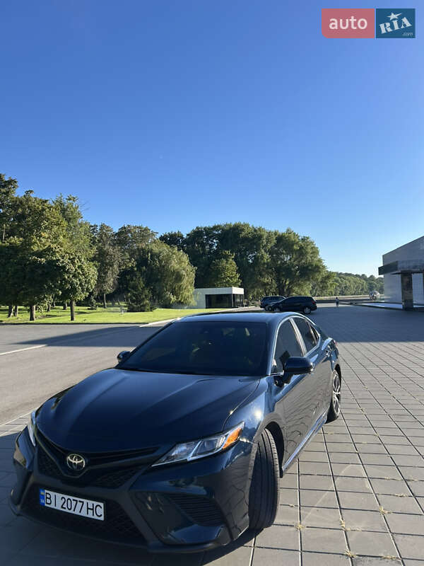 Седан Toyota Camry 2018 в Кременчуге