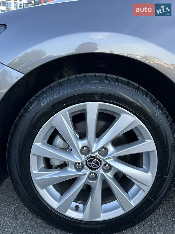 Седан Toyota Camry 2023 в Киеве