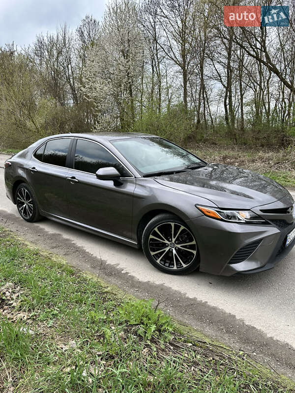 Седан Toyota Camry 2019 в Тернополе