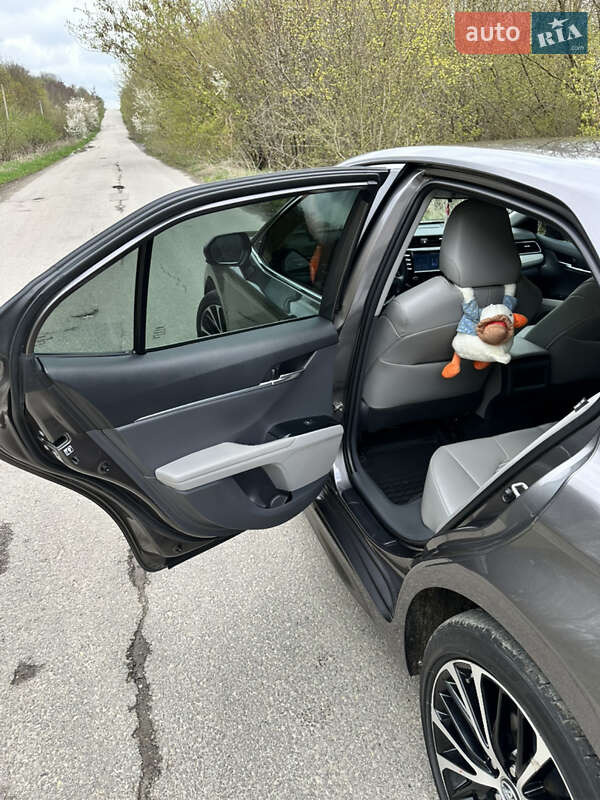 Седан Toyota Camry 2019 в Тернополе